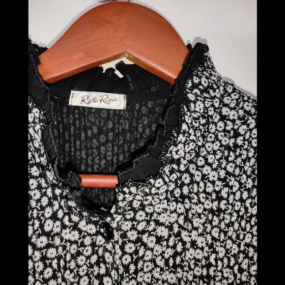 Black Floral Frilled Shirt (INTERNATIONAL)🤍🖤 - Picture 3 of 10